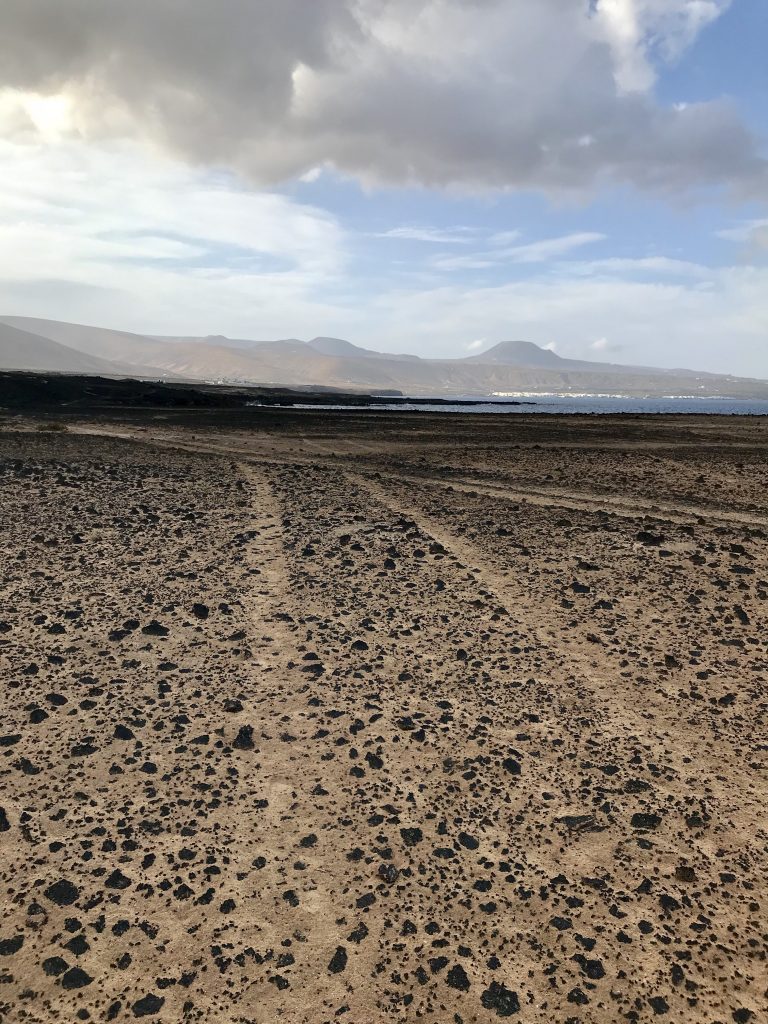 Traces de pneus sur dune volcanique