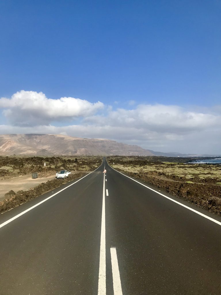 Horizon au milieu de la route menant vers Orzola