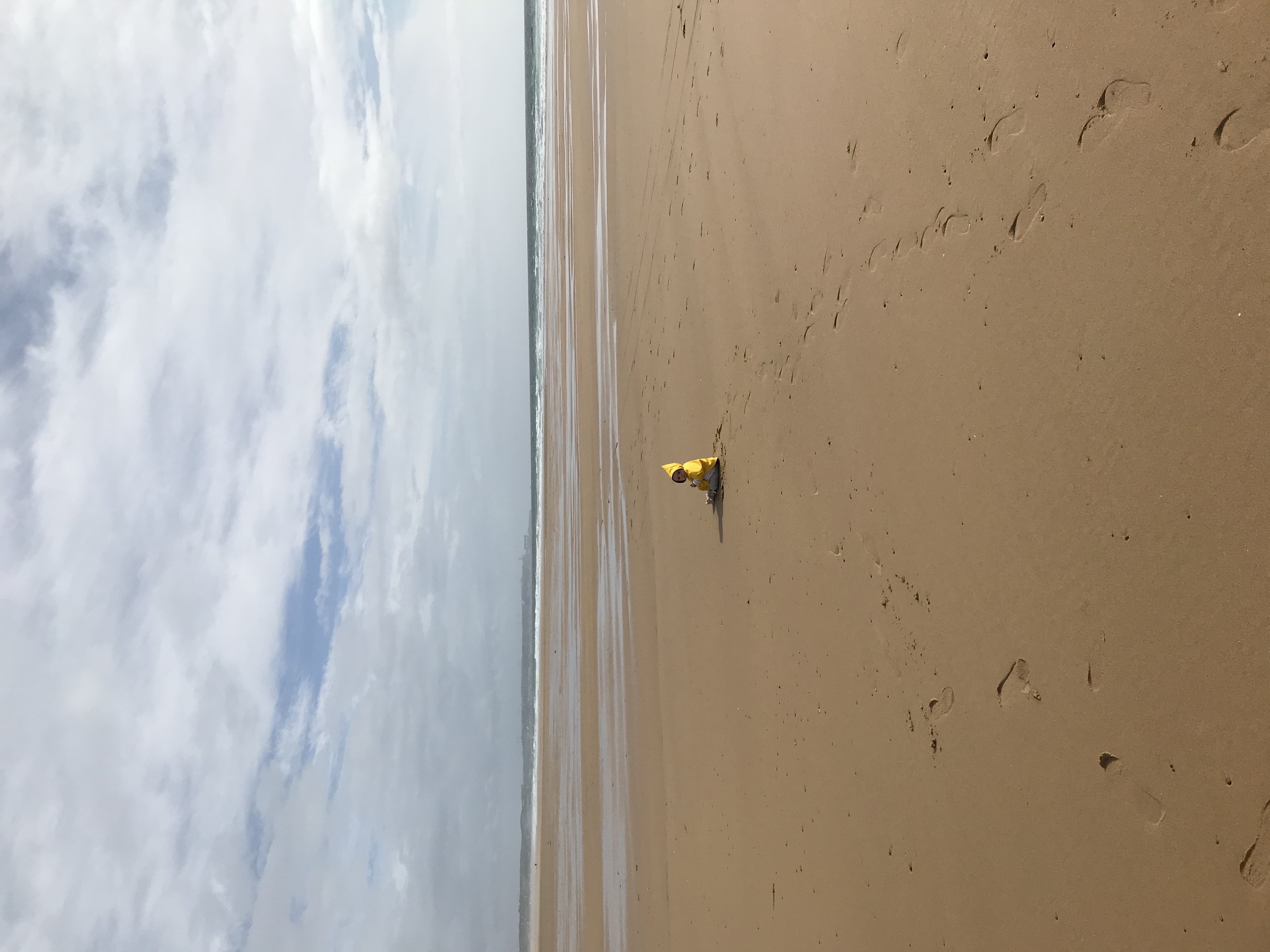 June en jaune perdue au mileiu de la plage