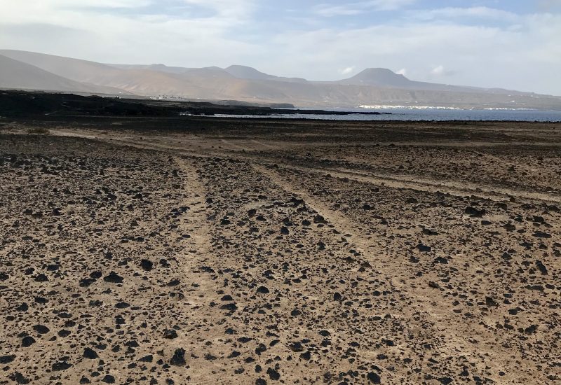 Traces de pneus sur dune volcanique